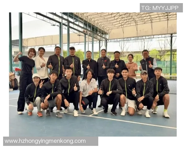 重庆网球队整体压制体系解析与网球战术创新研究